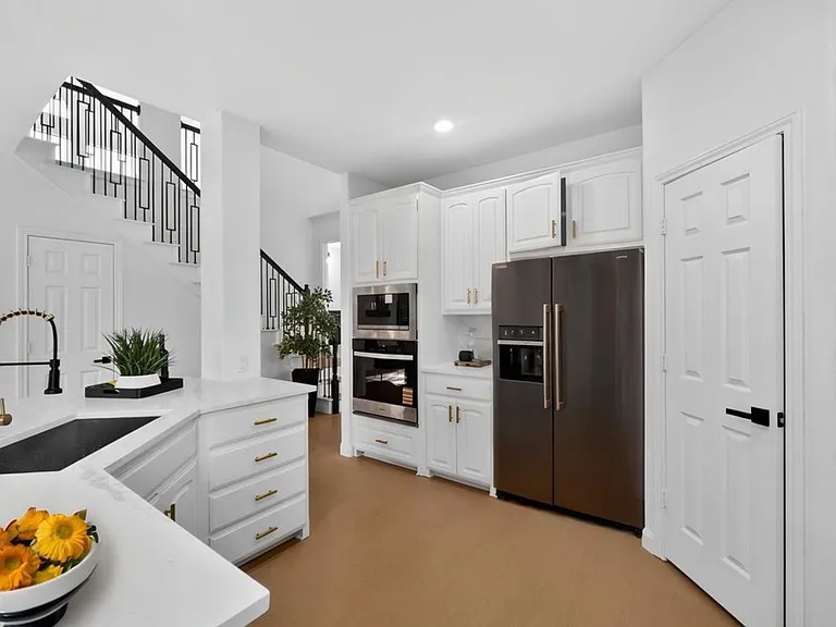 1709 Stapleton Dr — Photo 6