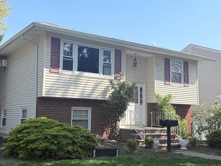 2 Marion Ave — Photo 1