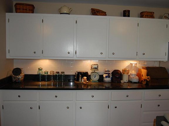 5th image of 682 Andrew Ave