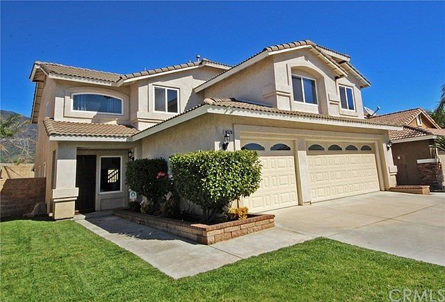 Gorgeous pool home in Hunter's Ridge!