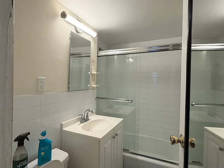 255 E 10th St #4B — Photo 4