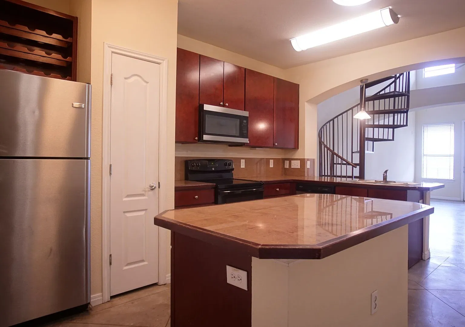 3 bed, 1289 sqft, $2,595 — Photo 4