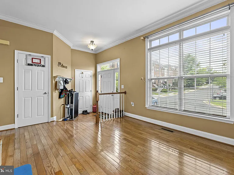 645 McLeary Sq SE — Photo 3