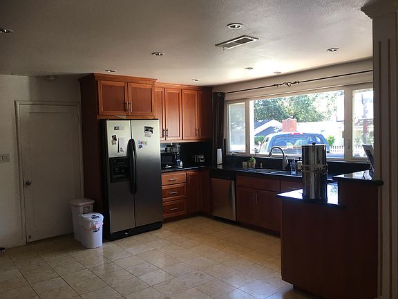 Spacious kitchen for entertainig
