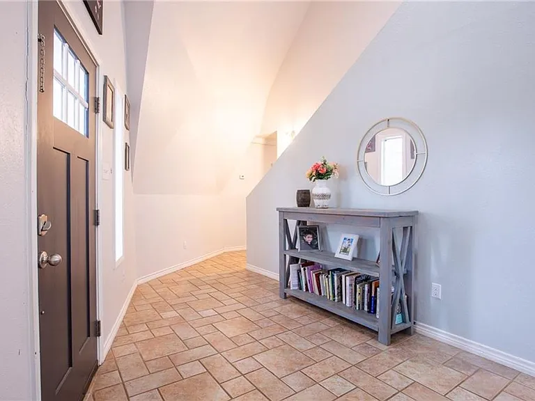828 Stacie St — Photo 3