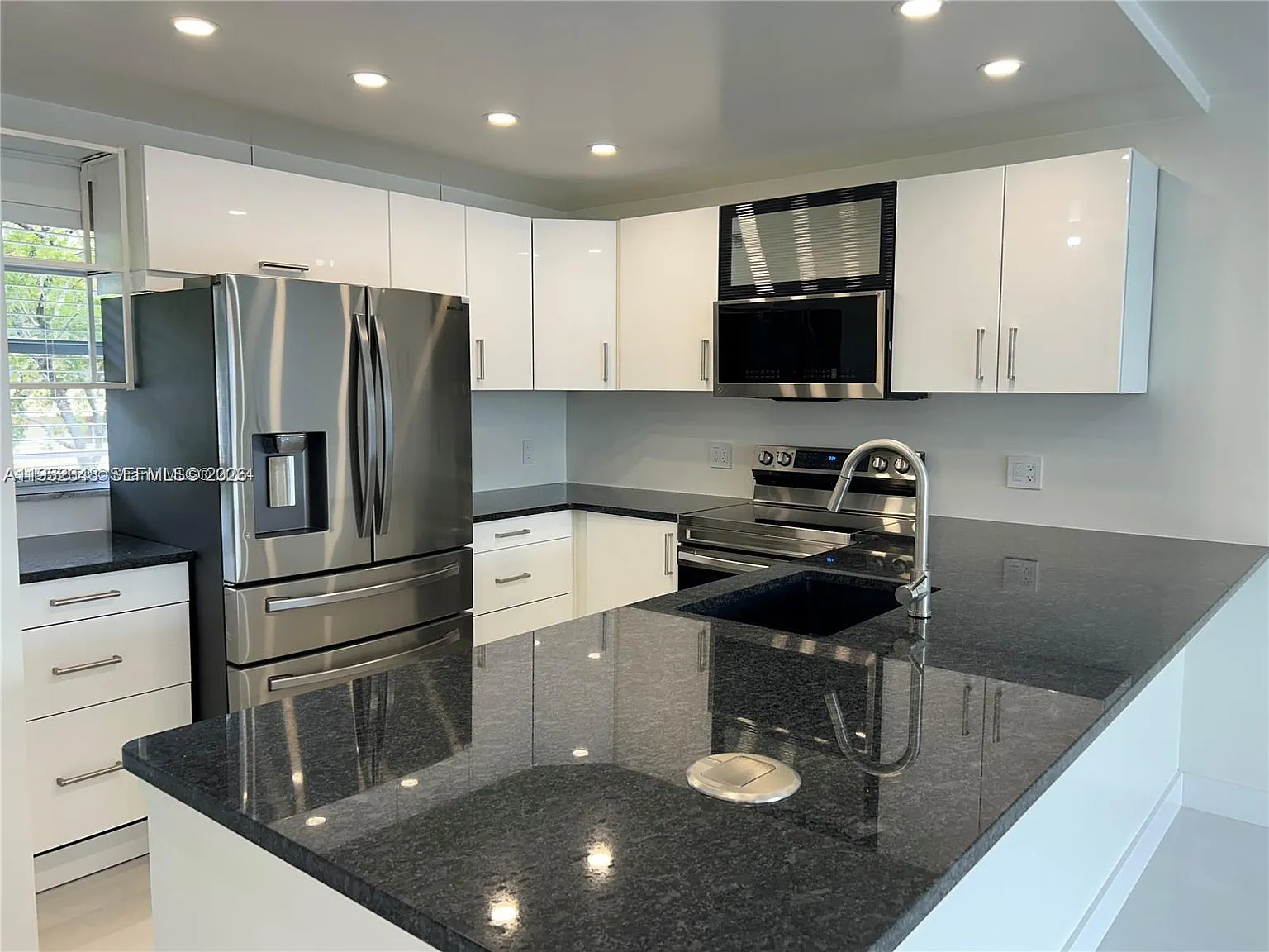 Eden Isles Condo No 6 — Photo 3
