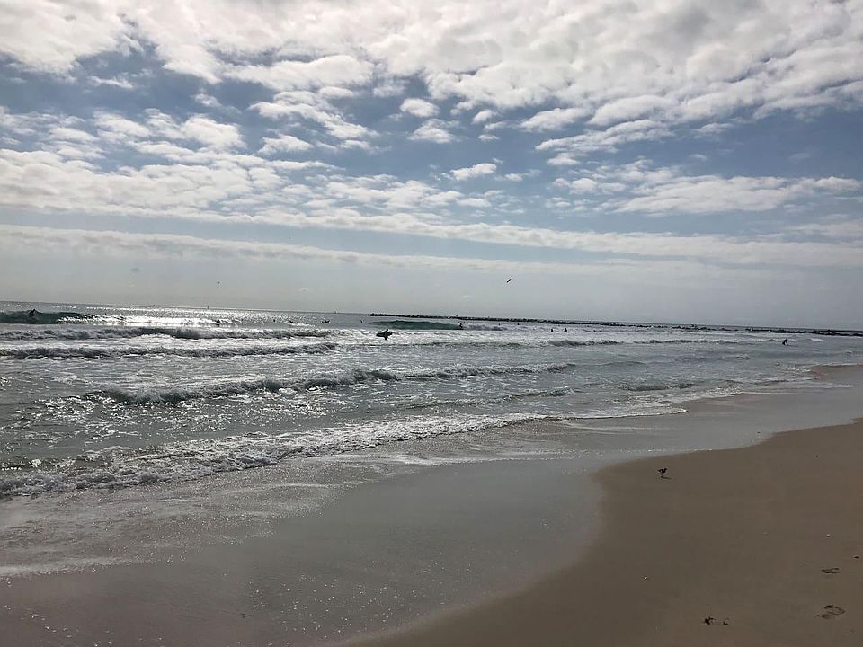 North Hutchinson Island Beach is a few blocks away.