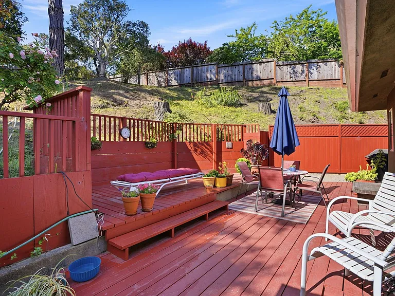 241 Soledad Dr — Photo 30