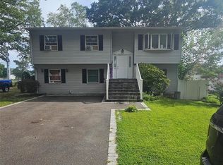 270 W 4th St, West Islip, NY 11795