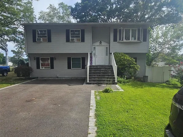 270 W 4th Street, West Islip, NY 11795