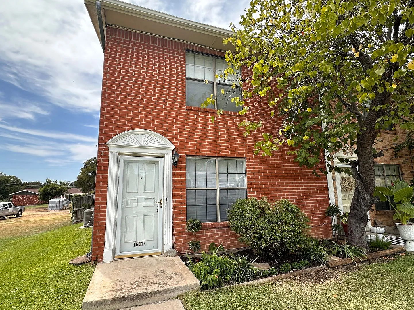 Updated 3 bed 2.5 bath townhome with private patio and 2 car garage — Photo 2