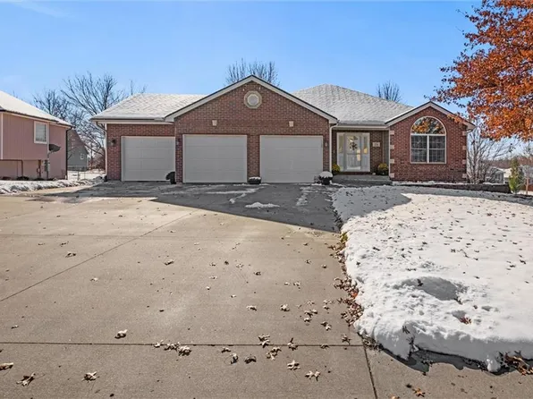 270 Willis Dr, Tonganoxie, KS 66086