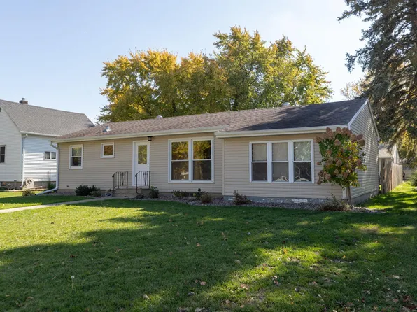 221 3rd St NE, Blooming Prairie, MN 55917