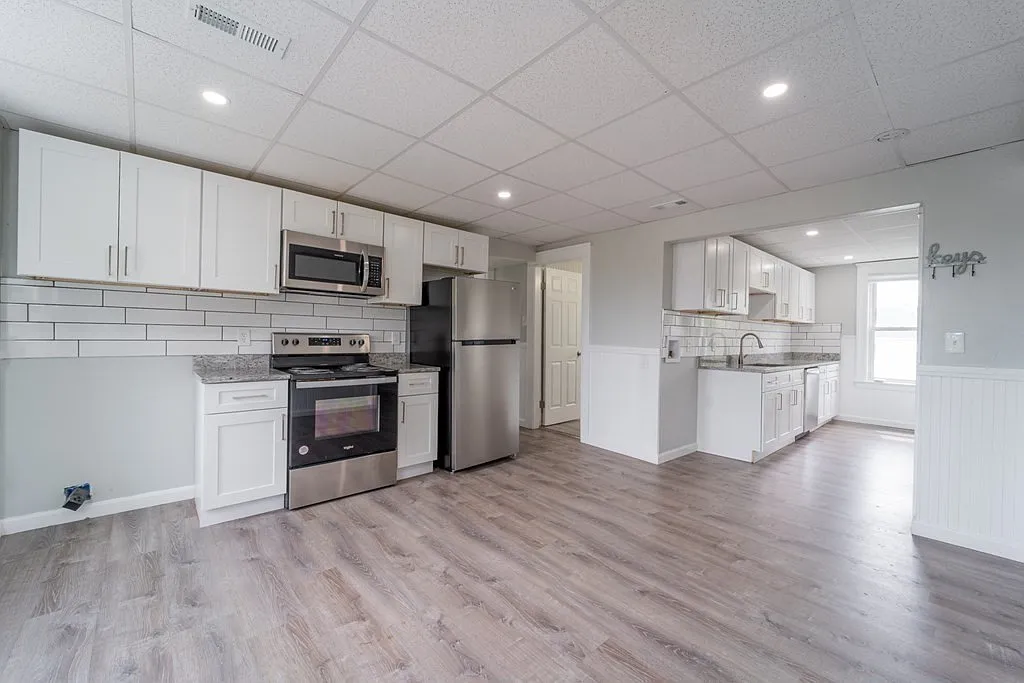 4 bed, $2,350 — Photo 1