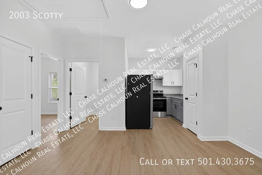 This well-located duplex offers convenience, and easy access to everything you need in the heart ... — Photo 3