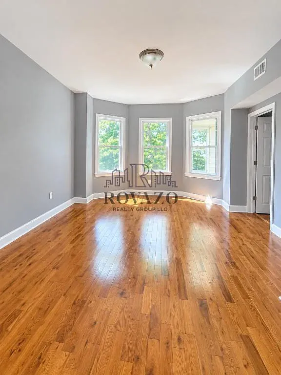 3 bed, 800 sqft, $2,250 — Photo 3