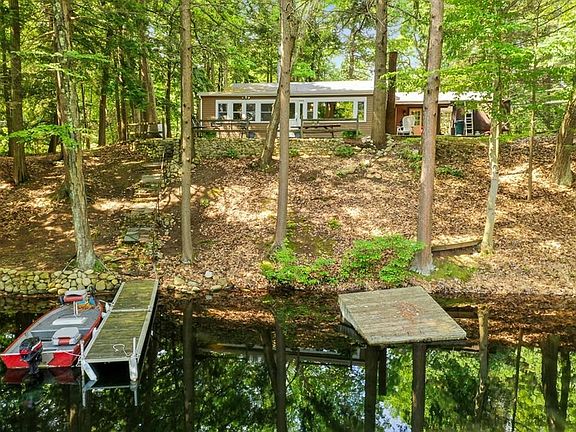 3rd image of 160 Hemlock Dr
