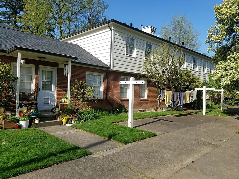 Broadmoor Manor — Photo 23