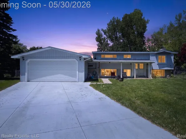1869 Middle Trail Rd, Commerce Township, MI 48390