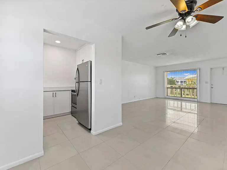2755 NE 28th Ave #F1 — Photo 7