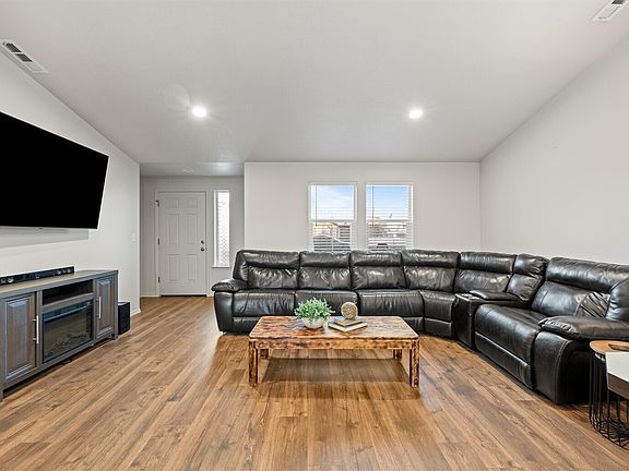 3rd image of 1029 W Sequoia Road