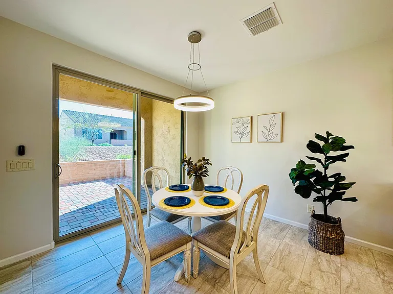 1436 E Basalt Dr — Photo 2