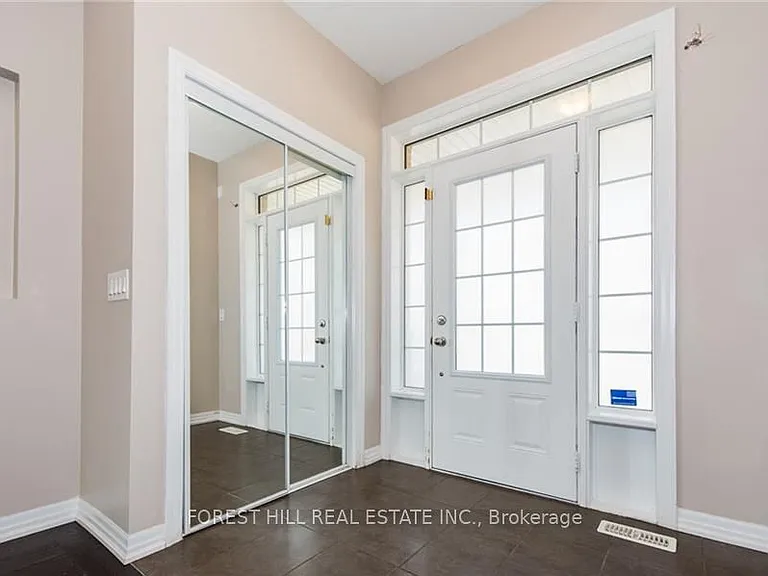 70 Hanson Cres — Photo 4