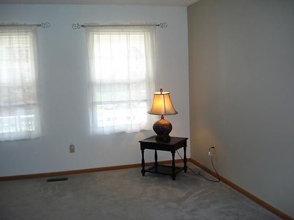 5th image of 563 Allis Pl W