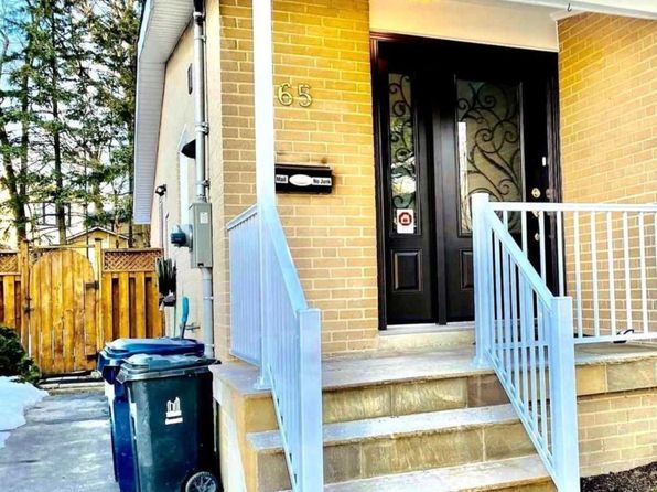 65 Northey Dr #C12, Toronto, ON M2L 2S8