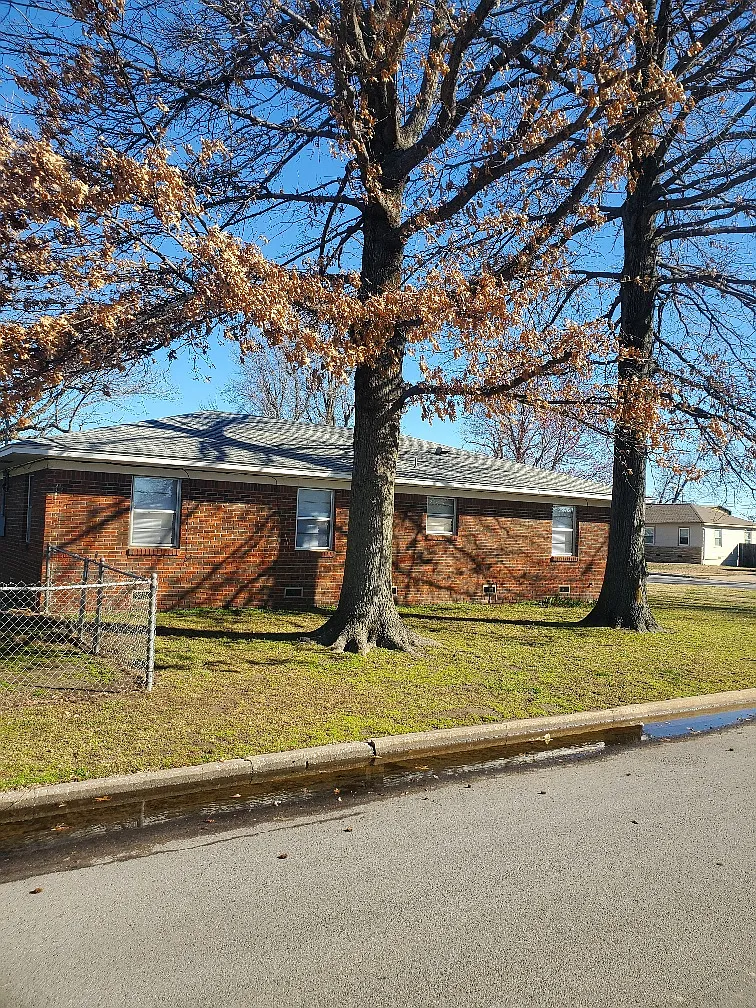 3 bed, 1.0 bath, 966 sqft, $1,375 — Photo 2