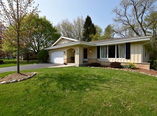 8931 N Rexleigh Dr, Bayside, WI 53217