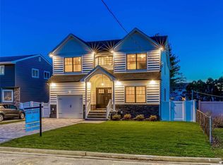 16 Raynham Dr, Syosset, NY 11791