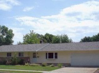 425 E Cecil St, Neenah, WI 54956