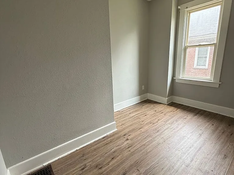 452 Whitelaw Ave — Photo 2