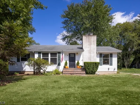 28 Oakdale Rd, Chester Boro, NJ 07930