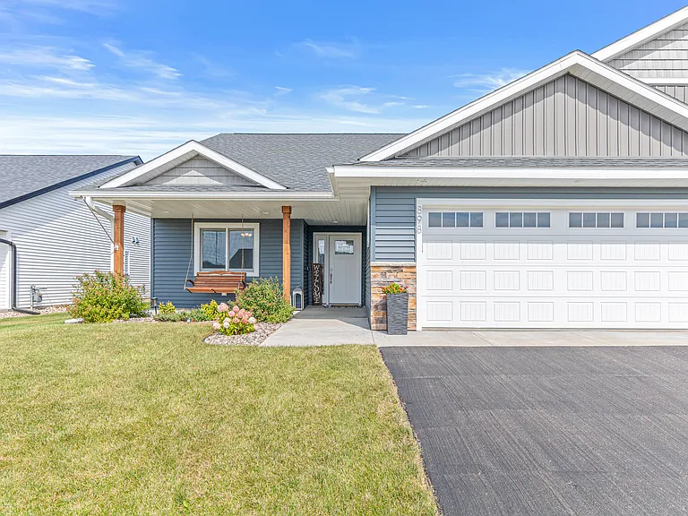 898 Brentwood Cir — Photo 1