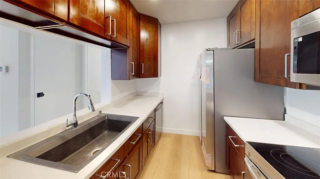 2 bed, 990 sqft, $2,600 — Photo 2