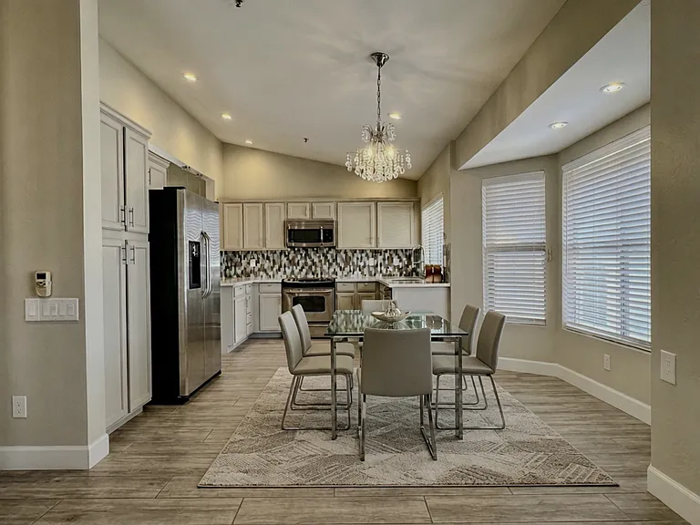 9104 E Sharon Dr — Photo 8
