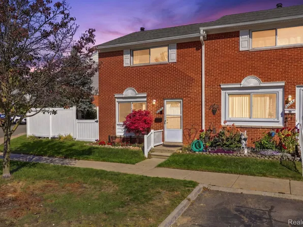 31916 Williamsburg St, Saint Clair Shores, MI 48082