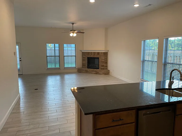 464 Hall Ave — Photo 5