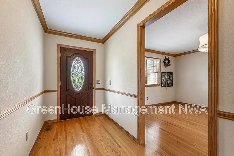 3 bed, 2.0 bath, 2420 sqft, $3,040 — Photo 4