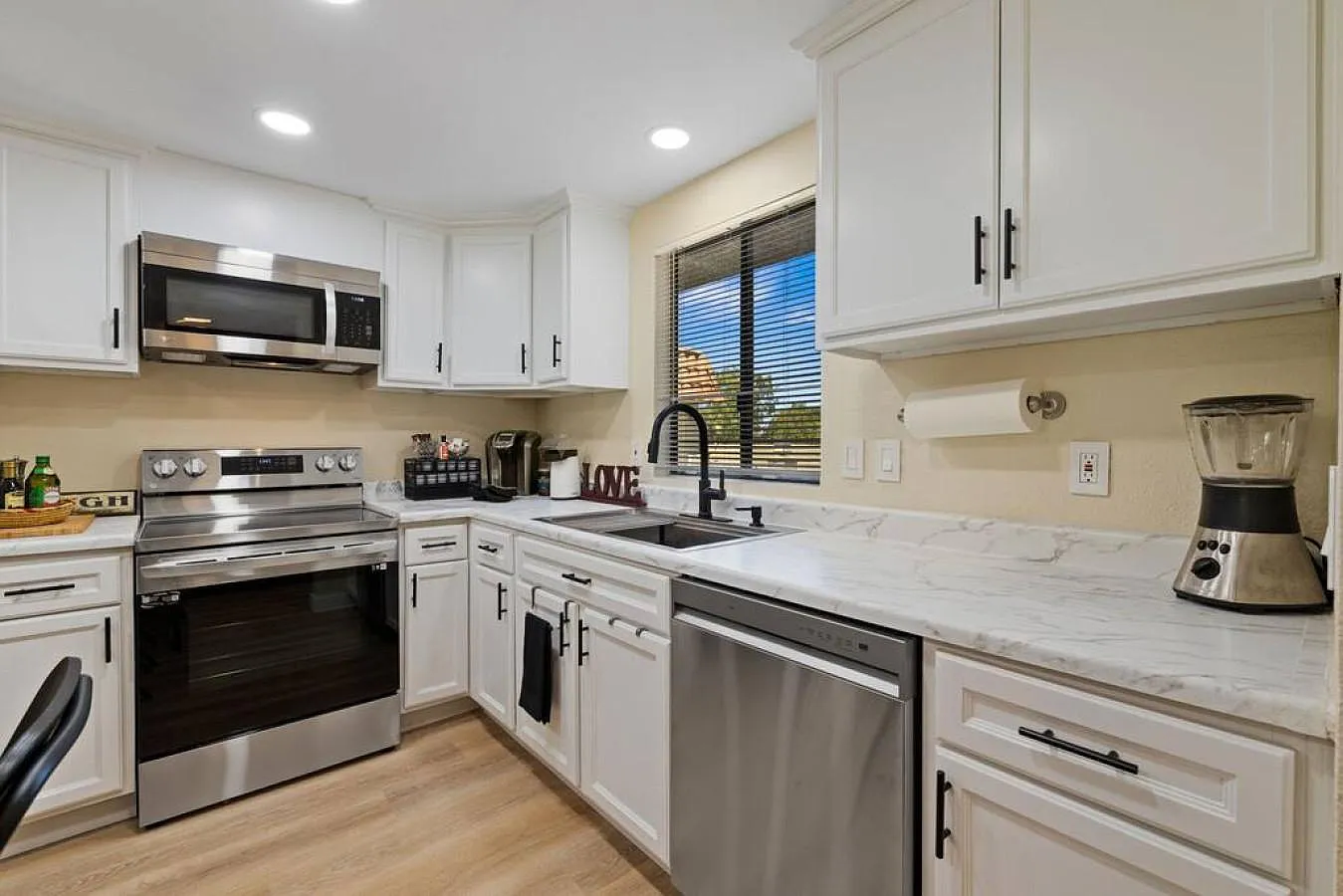 2 bed, 938 sqft, $3,500 — Photo 4