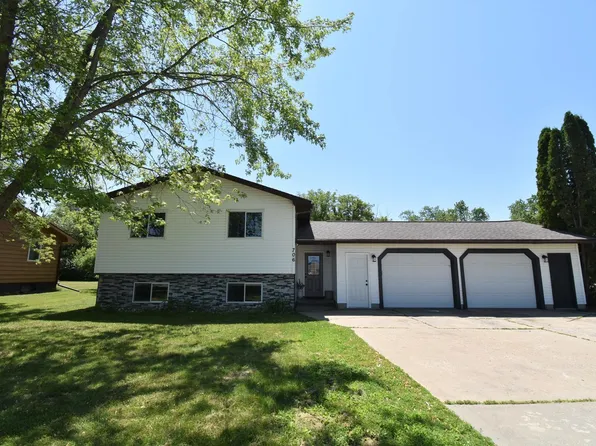 706 Elk St NW, Warroad, MN 56763