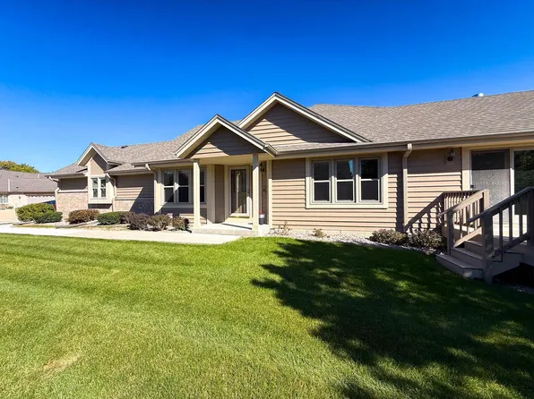 N21W24303 E Parkway Meadow CIRCLE #B, Pewaukee, WI 53072