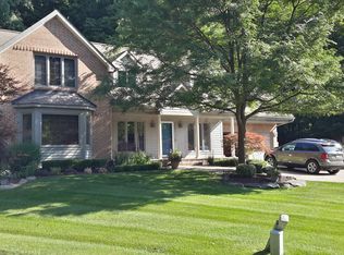 25841 Surrey Ct, Farmington Hills, MI 48335