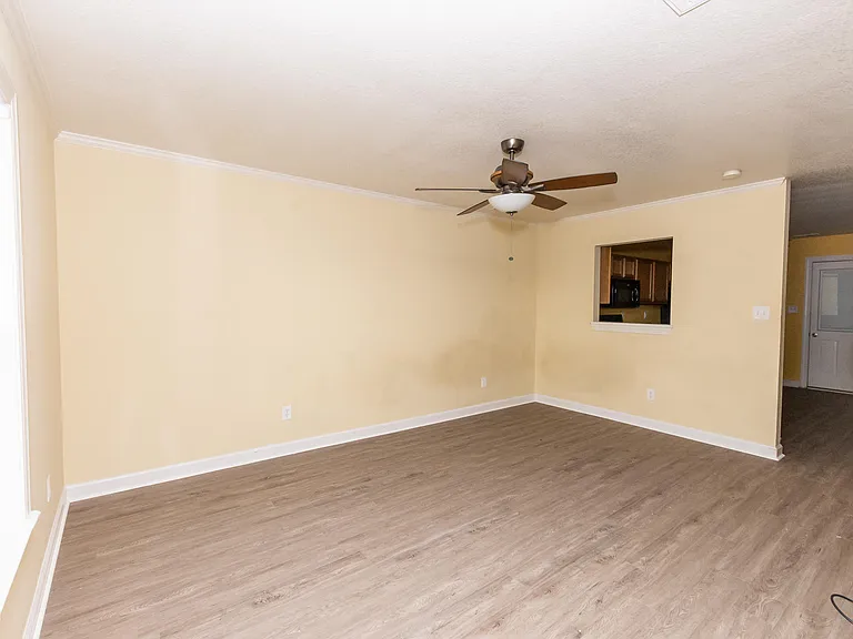 104 Streamwood Dr — Photo 2