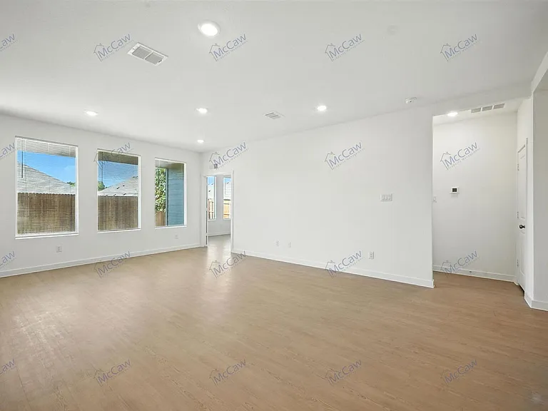 1813 Spruce Cir — Photo 4