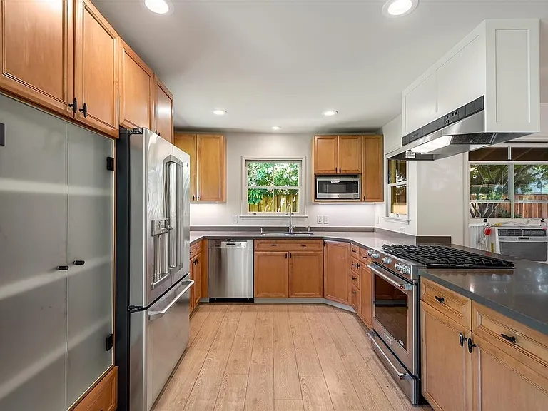 747 Northampton Dr — Photo 9