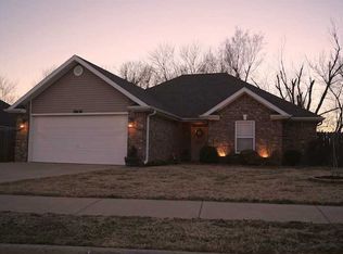1806 N Patriot St, Siloam Springs, AR 72761