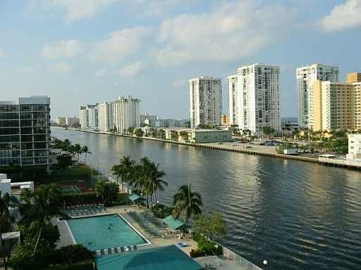 1st image of 800 Parkview Dr APT 915
